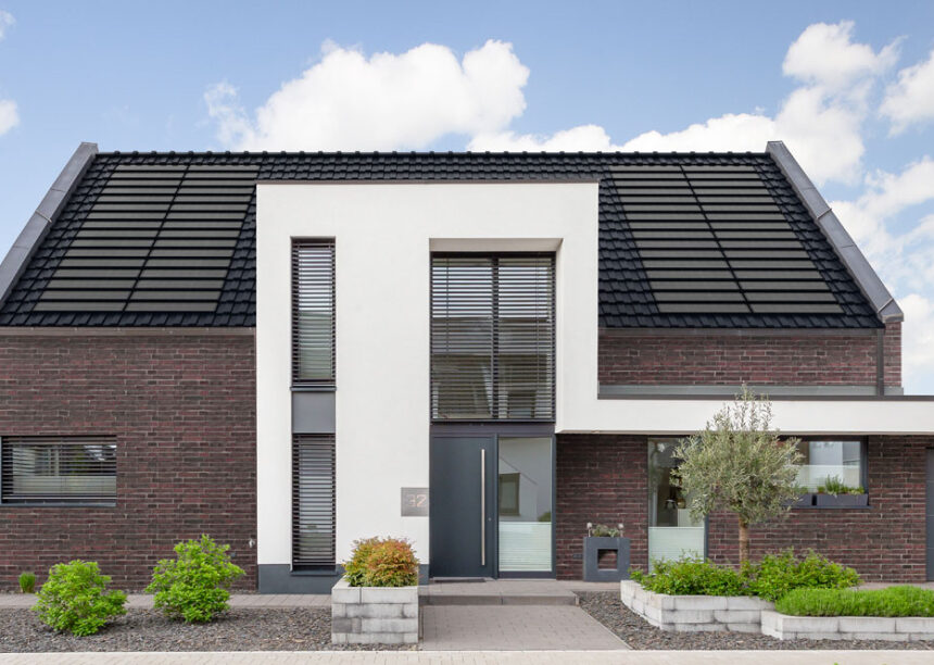 Satteldach auf Klinkerhaus mit der Jacobi Solarlösung J160-PV kombiniert mit Trendziegel J160 in edelschwarz