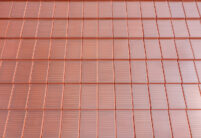 Solarziegel Stylist-PV mit Autarq auf Scheune . Im Bildfokus der Innenhof.