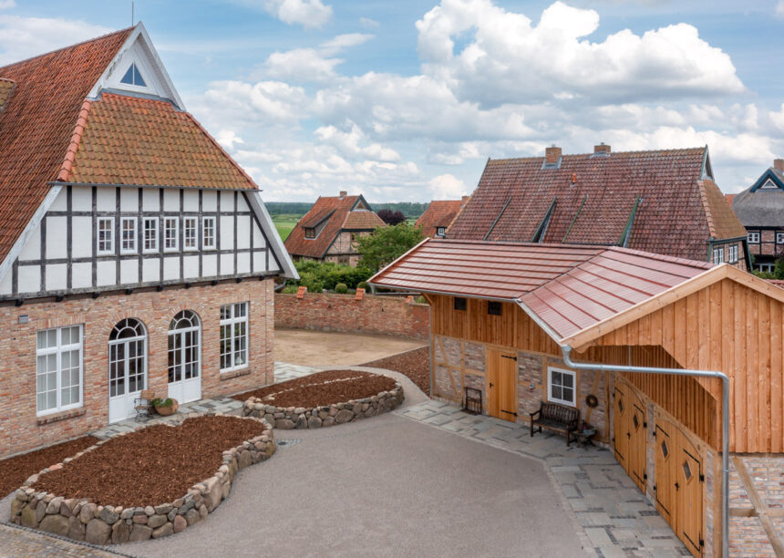 Solarziegel Stylist-PV mit Autarq auf Scheune . Im Bildfokus der Innenhof.