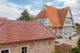 Solarziegel Stylist-PV mit Autarq auf Scheune mit Fachwerk und Klinkerfassade.