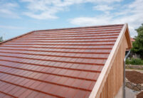 Solarziegel Stylist-PV mit Autarq auf Scheune. Hier die Dachfläche im Fokus. Tonziegel in der Sonderserie cottage.