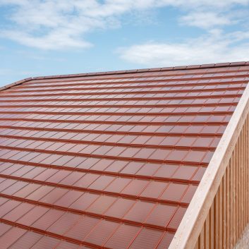 Solarziegel Stylist-PV mit Autarq auf Scheune. Hier die Dachfläche im Fokus. Tonziegel in der Sonderserie cottage.