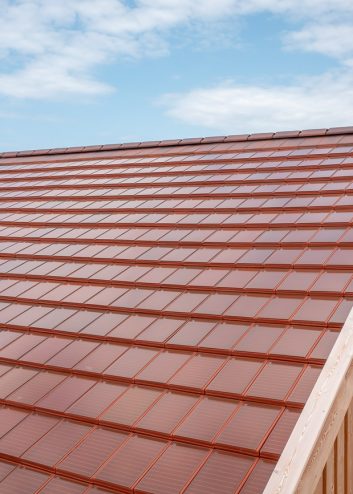 Solarziegel Stylist-PV mit Autarq auf Scheune. Hier die Dachfläche im Fokus. Tonziegel in der Sonderserie cottage.