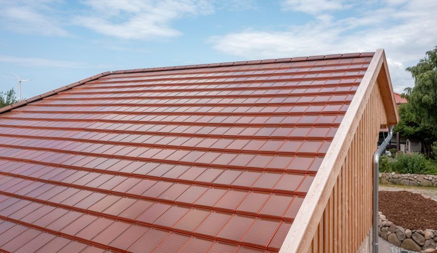 Solarziegel Stylist-PV mit Autarq auf Scheune. Hier die Dachfläche im Fokus. Tonziegel in der Sonderserie cottage.