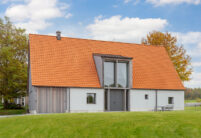 Landhaus mit K1-Dach in naturrot in der schrägen Gesamtansicht