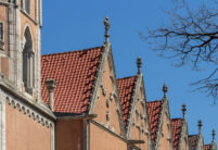 Katharinenkirche mit Krempziegel K1 mit Blick von unten nach oben