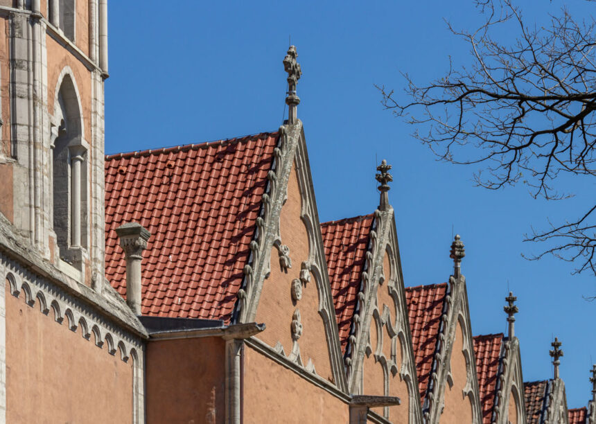 Katharinenkirche mit Krempziegel K1 mit Blick von unten nach oben