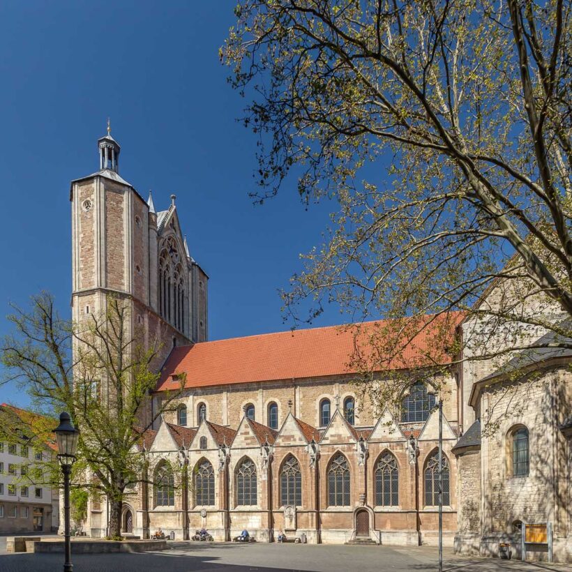 KiDomkirche St. Blasii mit Krempziegel K1 in naturrot dunkel in der Gesamtansicht mit seitlichen Eingängen