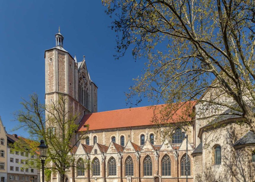 KiDomkirche St. Blasii mit Krempziegel K1 in naturrot dunkel in der Gesamtansicht mit seitlichen Eingängen