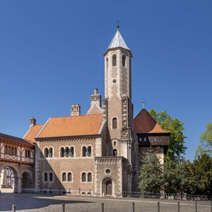 Domkirche St. Blasii mit Krempziegel K1 in naturrot dunkel in der Gesamtansicht mit Turm