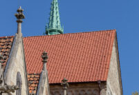 Domkirche St. Blasii mit Krempziegel K1 in naturrot dunkel in Hochformat mit Blick auf dem Giebel