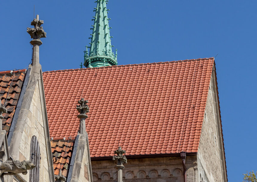 Domkirche St. Blasii mit Krempziegel K1 in naturrot dunkel in Hochformat mit Blick auf dem Giebel