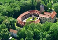 Auf dem Wasserschloss Westerburg schützt unser historischer Krempziegel K1 das historische Gebäude. Auf dem Foto der schöne Innenhof.