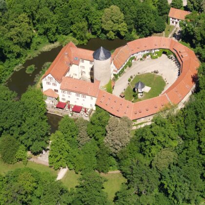 Auf dem Wasserschloss Westerburg schützt unser historischer Krempziegel K1 das historische Gebäude