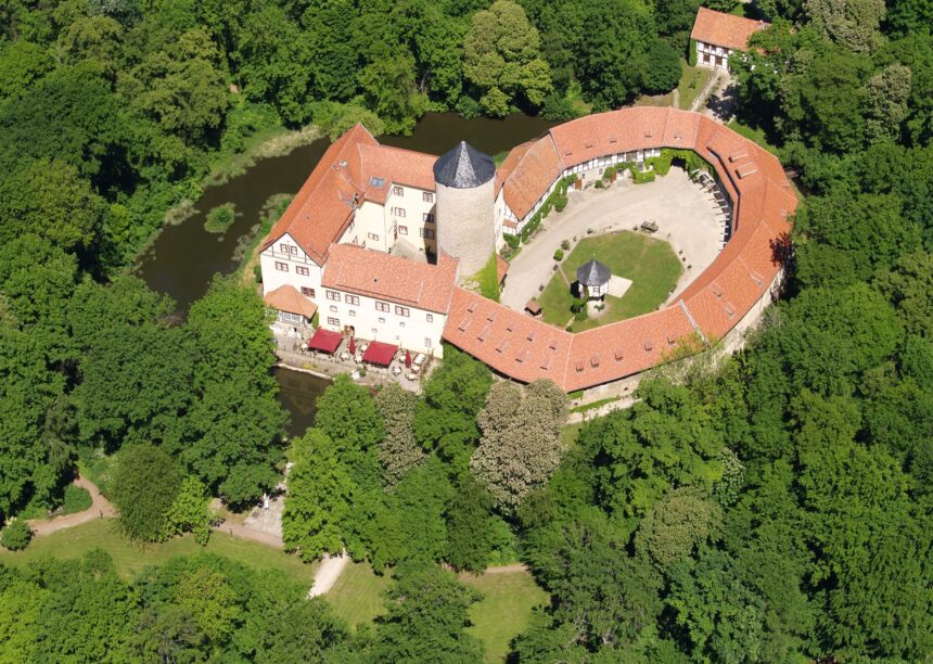 Auf dem Wasserschloss Westerburg schützt unser historischer Krempziegel K1 das historische Gebäude