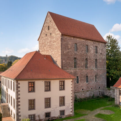 Historisches Muthaus mit Krempziegel K1 in Harzerbunt mit Ansicht von Nebengebäude
