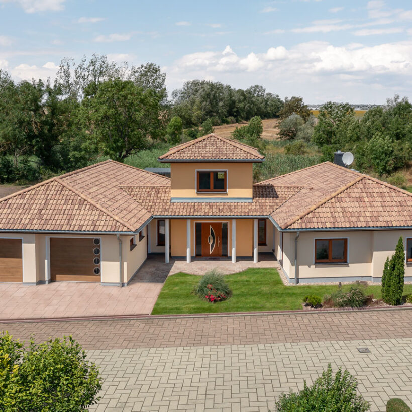 Bungalow im mediterranen Stil mit Romanischer Pfanne Marko Bella Casa.