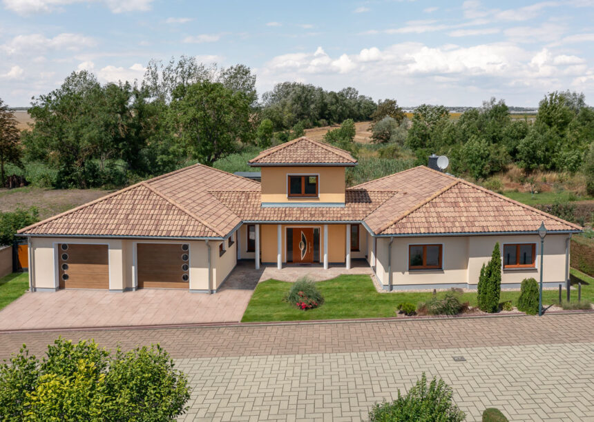 Bungalow im mediterranen Stil mit Romanischer Pfanne Marko Bella Casa.