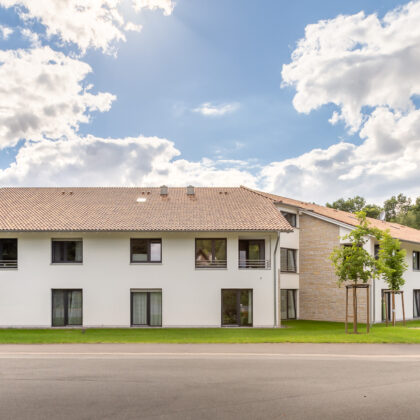 Mehrfamilienhaus mit aufregender Dachfläche dank Ziegel Marko in Bella Casa