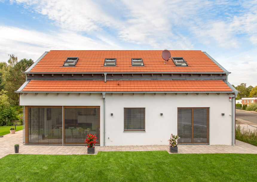 Frontalansicht eines puristischen Einfamilienhauses mit Flachziegel WALTHER Stylist in naturrot