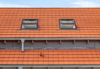 Modernes Haus mit modernem, naturrotem Dachziegel Walther Stylist mit Fokus auf das in der Mitte unterbrochene Satteldach