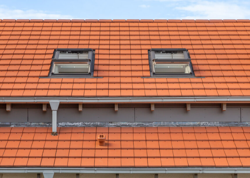 Modernes Haus mit modernem, naturrotem Dachziegel Walther Stylist mit Fokus auf das in der Mitte unterbrochene Satteldach