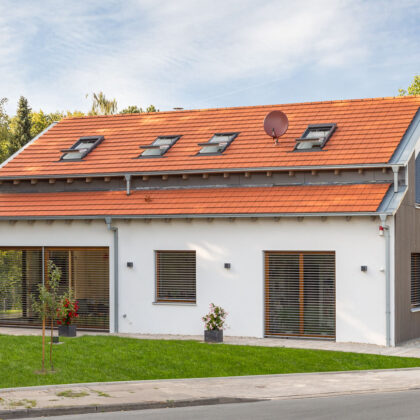 Modernes Haus mit modernem, naturrotem Dachziegel Walther Stylist