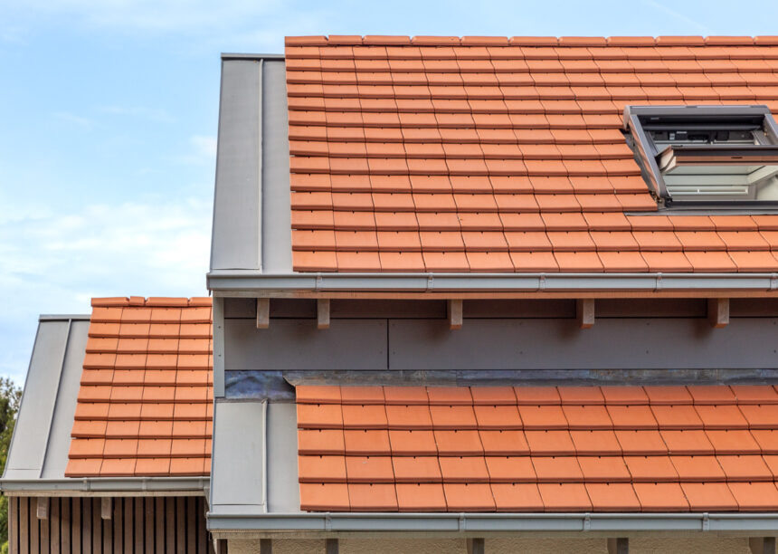Modernes Haus mit modernem, naturrotem Dachziegel Walther Stylist mit Fokus auf den seitlichen Dachabschluss