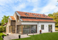 Trendiges Einfamilienhaus mit Flachziegel WALHTER Stylist in naturrot auf dem Dach