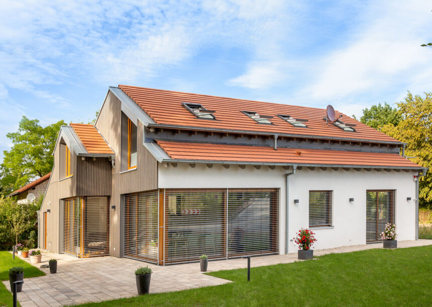 Trendiges Einfamilienhaus mit Flachziegel WALHTER Stylist in naturrot auf dem Dach