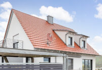 Einfamilienhaus mit Balkon rotbrauner Flachziegel Walther Stylist auf Satteldach