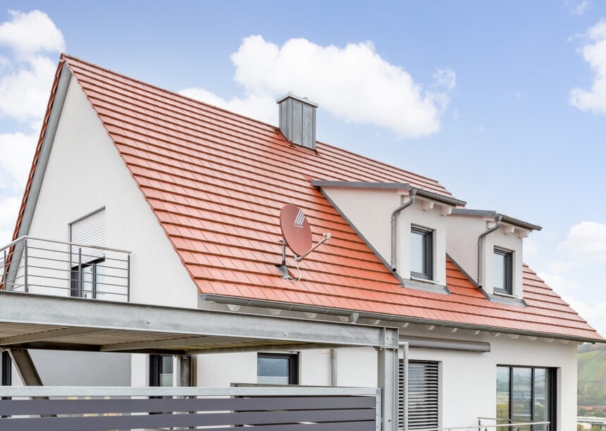 Einfamilienhaus mit Balkon rotbrauner Flachziegel Walther Stylist auf Satteldach