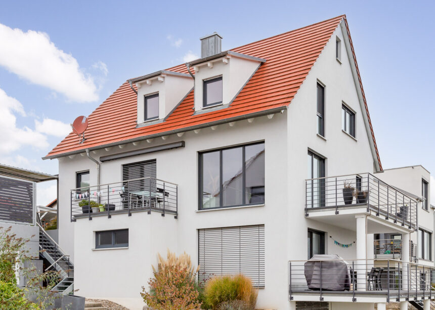 Komplettansicht von Einfamilienhaus mit rotbraunem Flachziegel Walther Stylist auf Satteldach