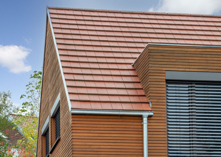 Flachziegel WALTHER Stylist® in rotbraun auf Satteldach auf modernem Haus mit Holzverkleidung