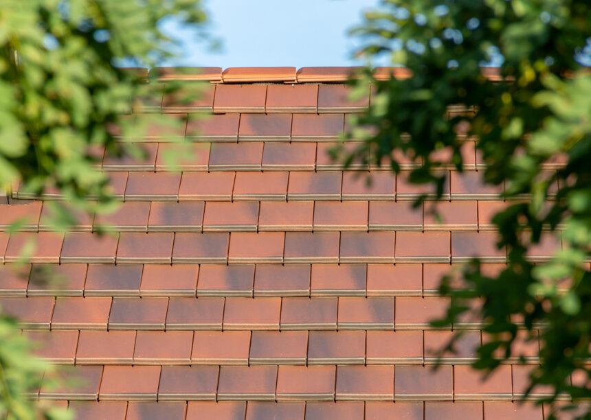 Cottage Flachziegel auf Walmdach eines Einfamilienhauses