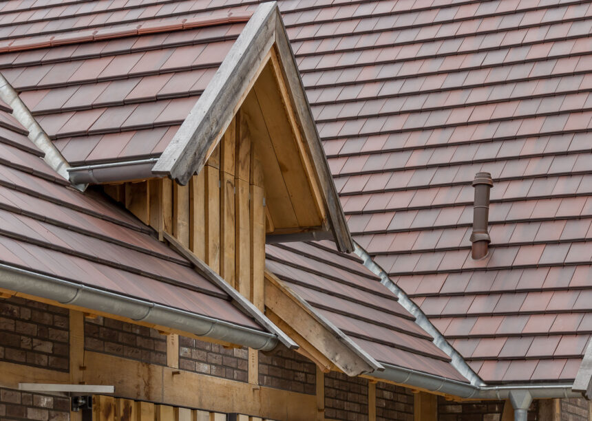 Klinker, Fachwerk und eine schöne Dachansicht mit Dachziegel Walther Stylist in cottage mit Fokus auf die Holzvertäfelung und Satteldachgaube