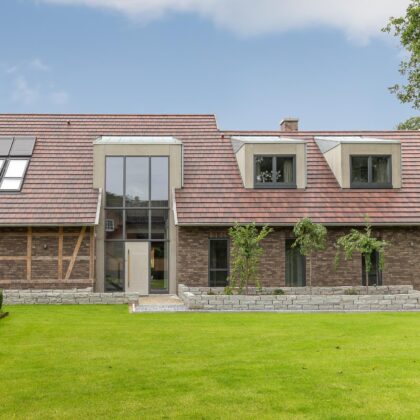 Klinker, Fachwerk und eine schöne Dachansicht mit Dachziegel Walther Stylist in cottage frontal fotografiert