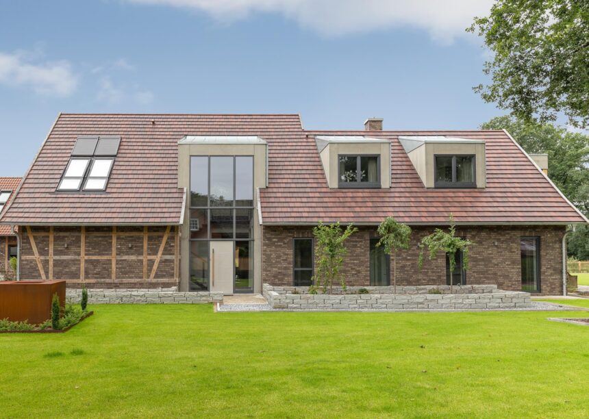 Klinker, Fachwerk und eine schöne Dachansicht mit Dachziegel Walther Stylist in cottage frontal fotografiert