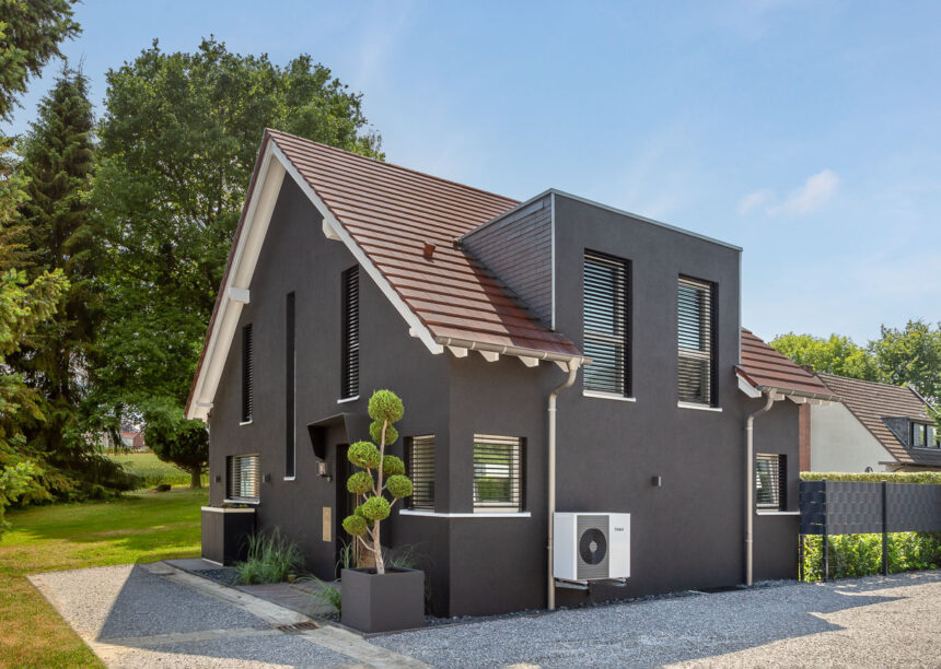 Traumhaus mit dunkler Fassade und Flachziegel in cottage in der Gesamtansicht aus der Nordansicht fotografiert