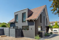 Traumhaus mit dunkler Fassade und Flachziegel in cottage in der Gesamtansicht