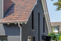 Traumhaus mit dunkler Fassade und Flachziegel in cottage