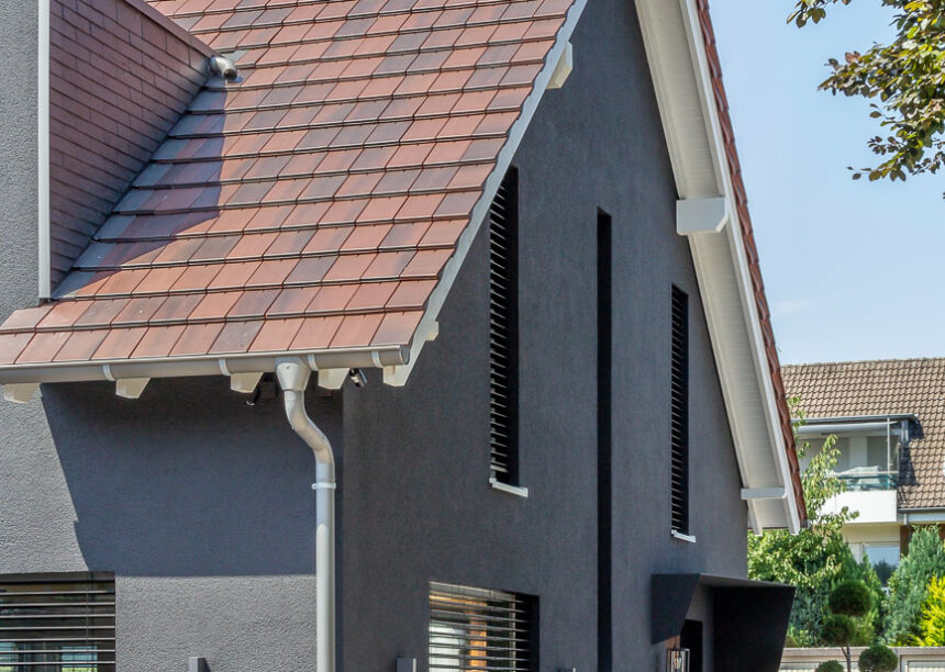 Traumhaus mit dunkler Fassade und Flachziegel in cottage