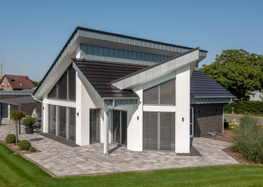 Gartenansicht von Dachdetails von Architektenhaus mit Pultdach und Flachziegel in edelnero