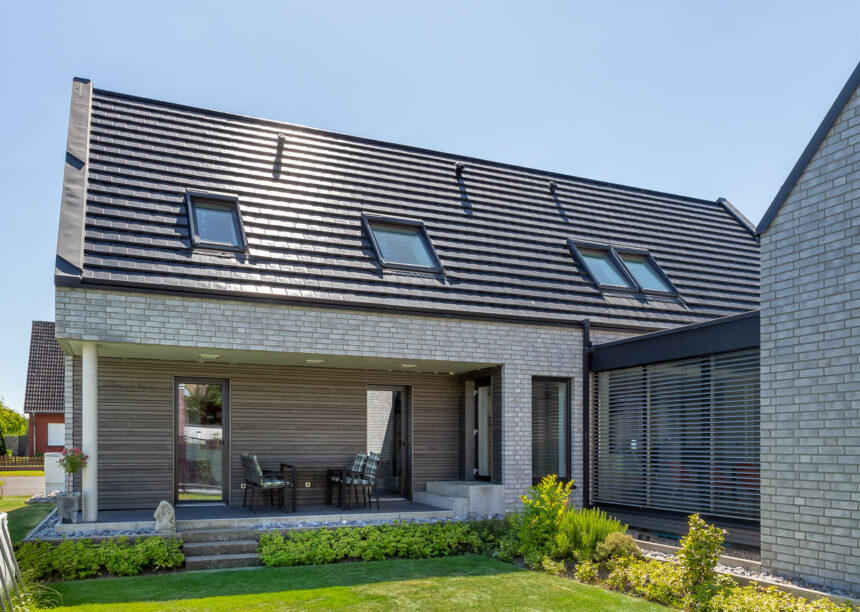 Klinkerhaus mit Flachziegel in edelnero, außergewöhnliche Hausform mit Terrasseneinblick