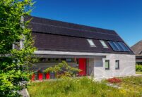 Klinkerhaus mit Flachziegel in edelnero, außergewöhnliche Hausform mit PV-Aufdachanlage