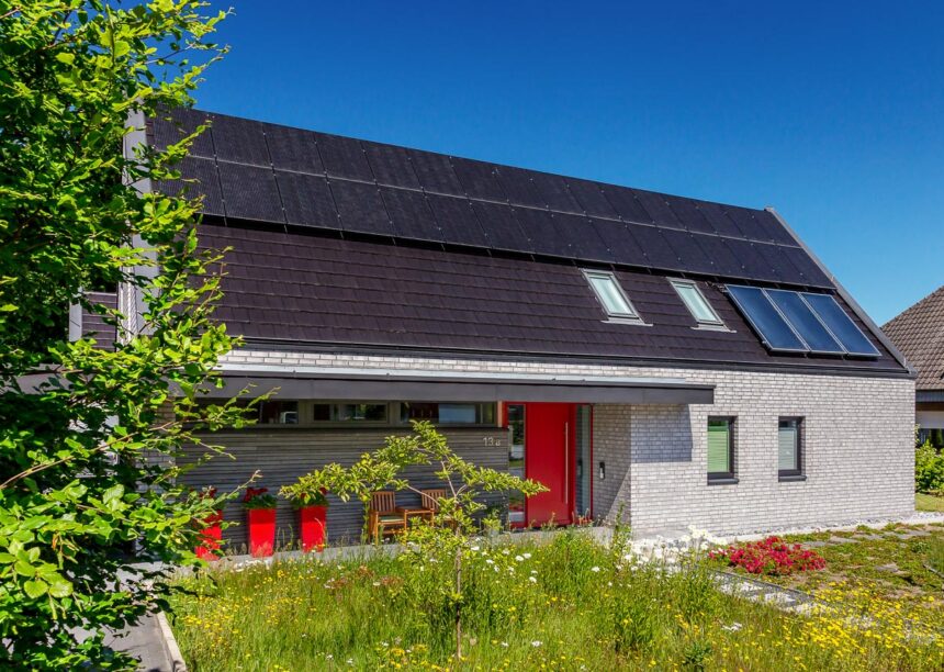 Klinkerhaus mit Flachziegel in edelnero, außergewöhnliche Hausform mit PV-Aufdachanlage