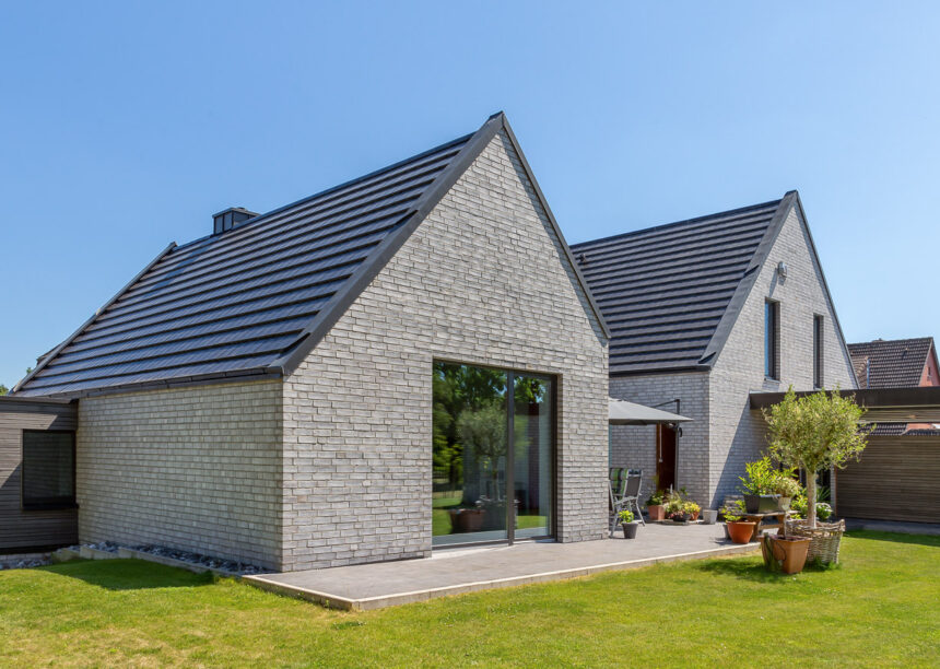 Klinkerhaus mit Flachziegel in edelnero, außergewöhnliche Hausform