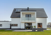 Gesamtansicht von Einfamilienhaus mit stilvoller Gaube und modernem Dachziegel