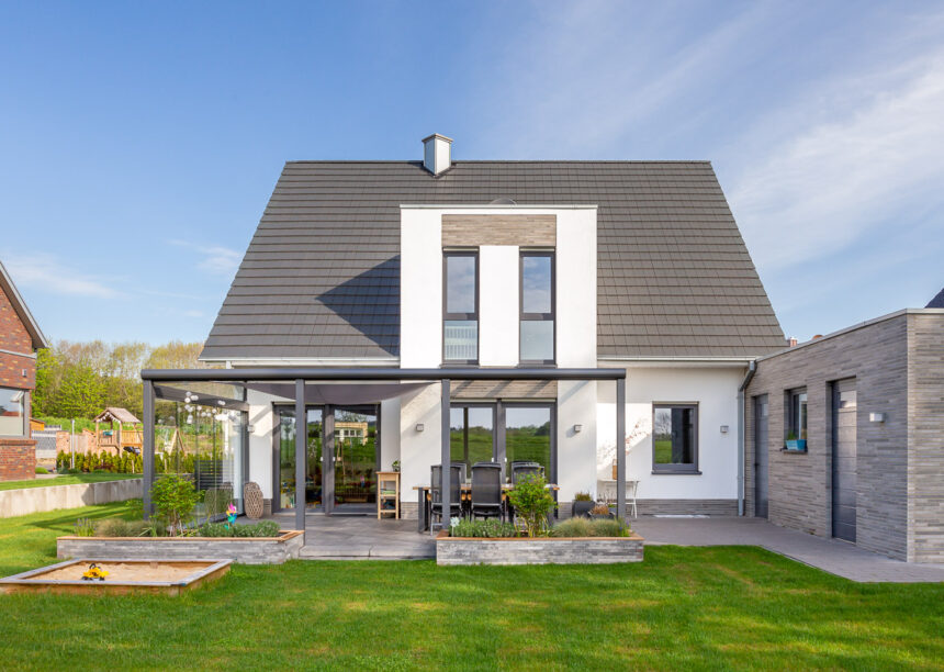 Terrasseneinblick von Einfamilienhaus mit edelschiefer Flachziegel-Dach