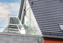 Modernes Mehrfamilienhaus mit WALTHER Stylist in edelschiefer auf dem Satteldach mit Fokus auf den Giebel